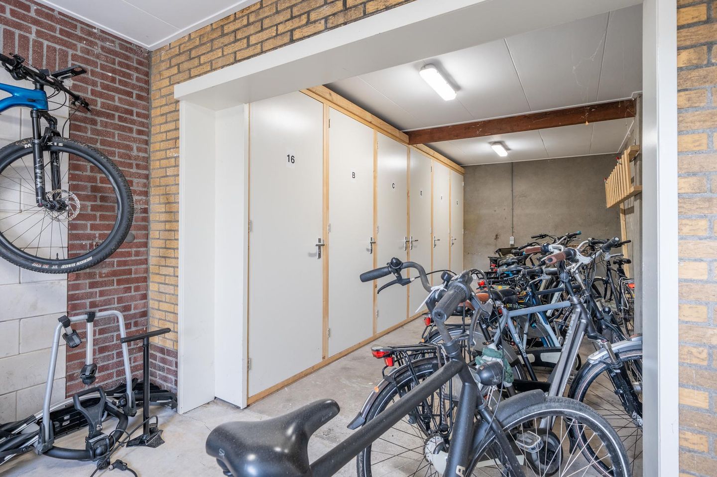 Photo 19 of Strick van Linschotenstraat 16