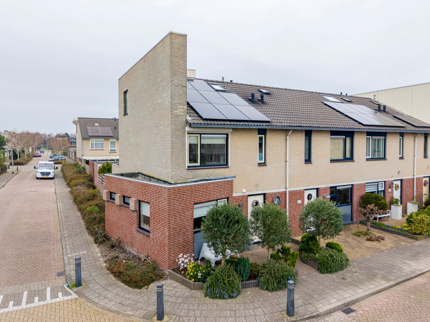 Spacious corner family home in child-friendly neighborhood — 33