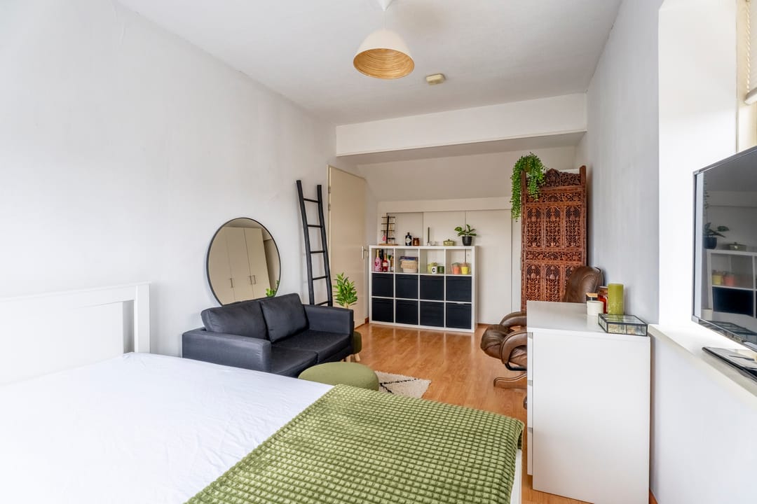 Spacious corner family home in child-friendly neighborhood — 26