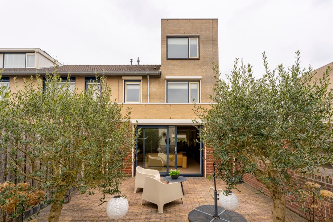 Spacious corner family home in child-friendly neighborhood — 31