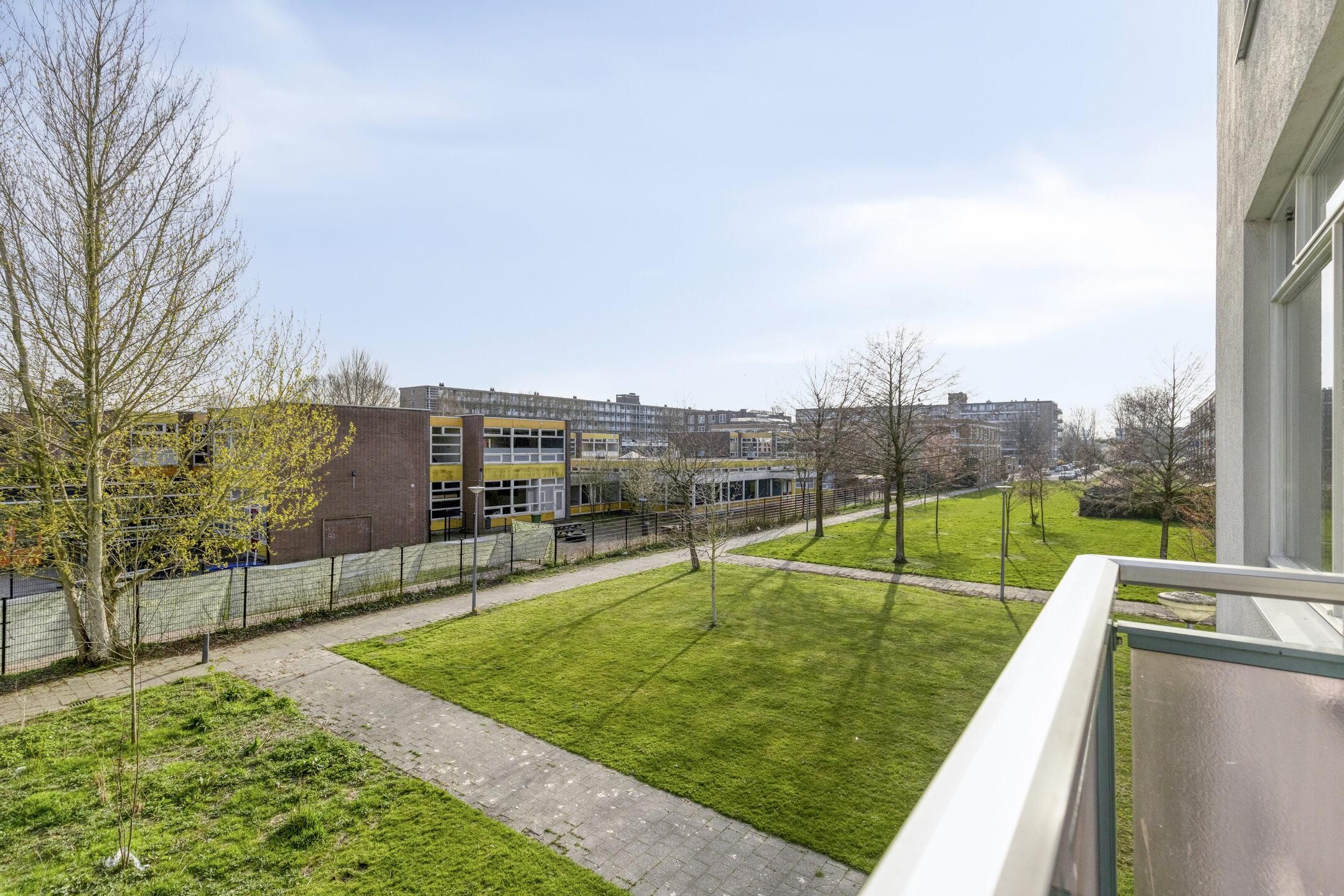 Ideal starter apartment with balcony in green Prinsenland neighborhood — 20