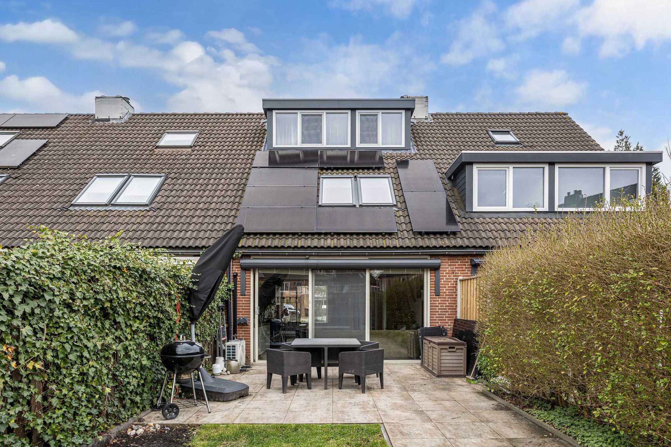 Spacious Family Home with Modern Kitchen and Solar Panels in Lelystad — 19