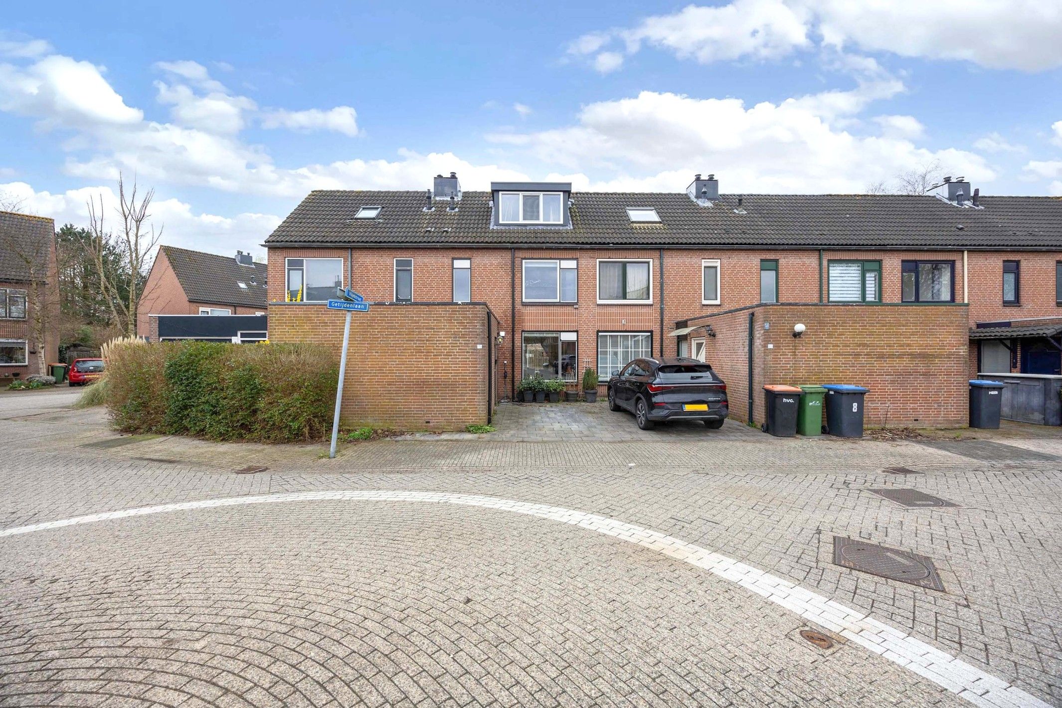Spacious Family Home with Modern Kitchen and Solar Panels in Lelystad — 31
