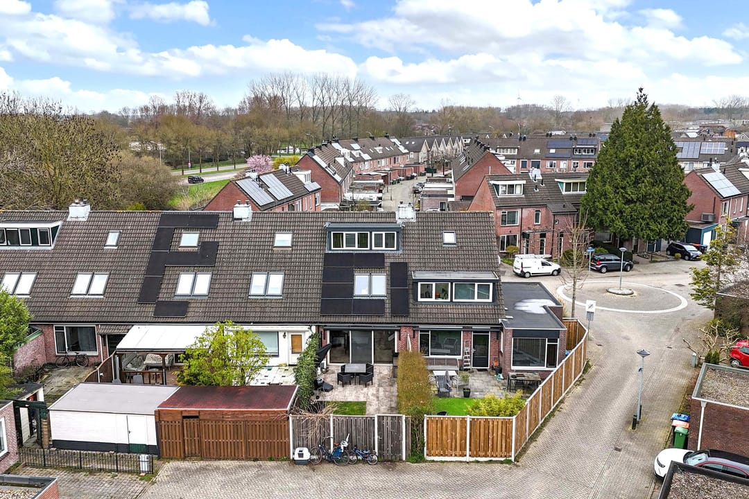 Spacious Family Home with Modern Kitchen and Solar Panels in Lelystad — 34
