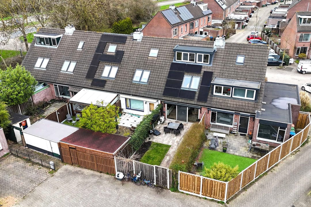 Spacious Family Home with Modern Kitchen and Solar Panels in Lelystad — 35