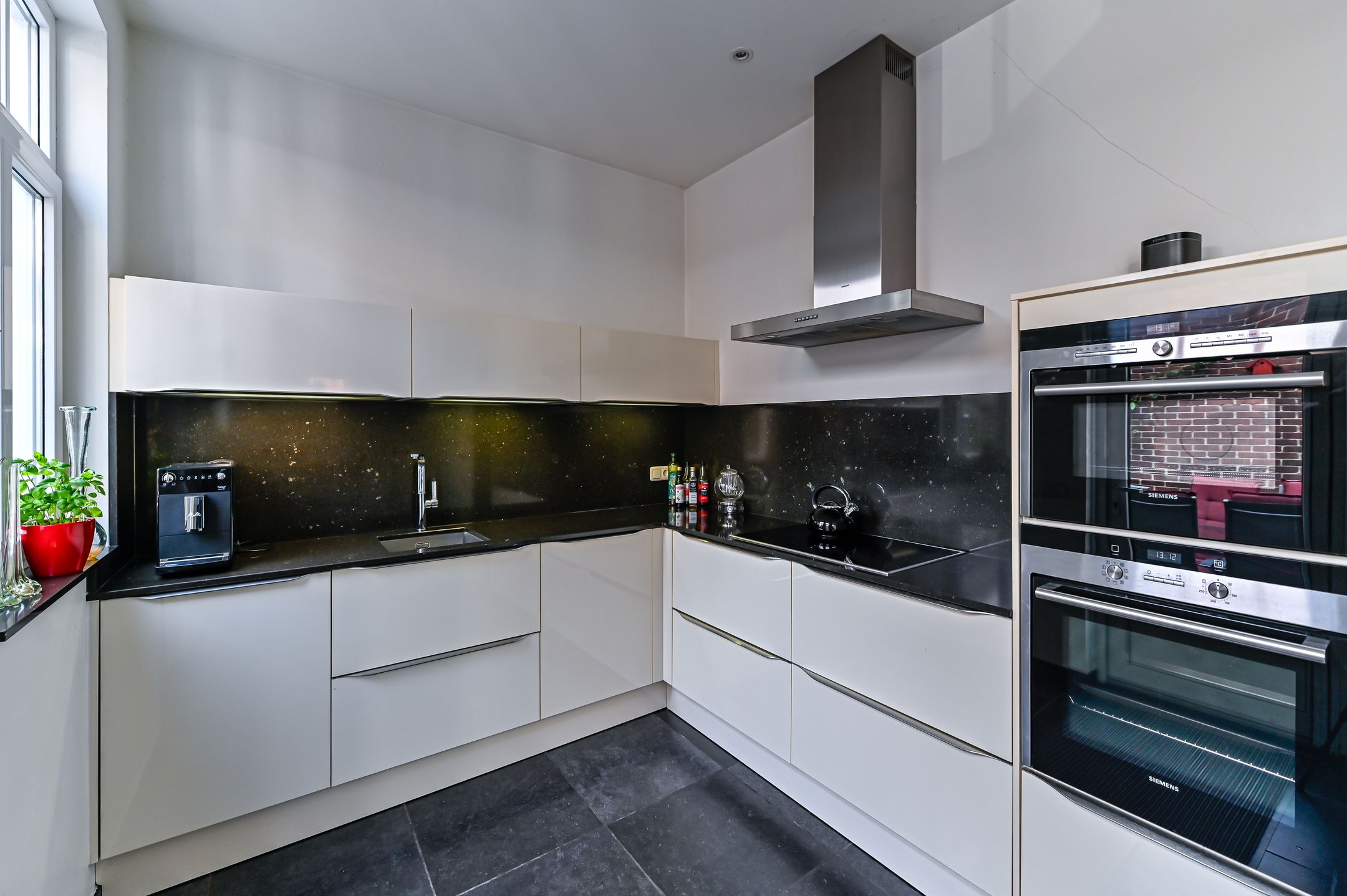 Photo 6 of Nassaustraat 6