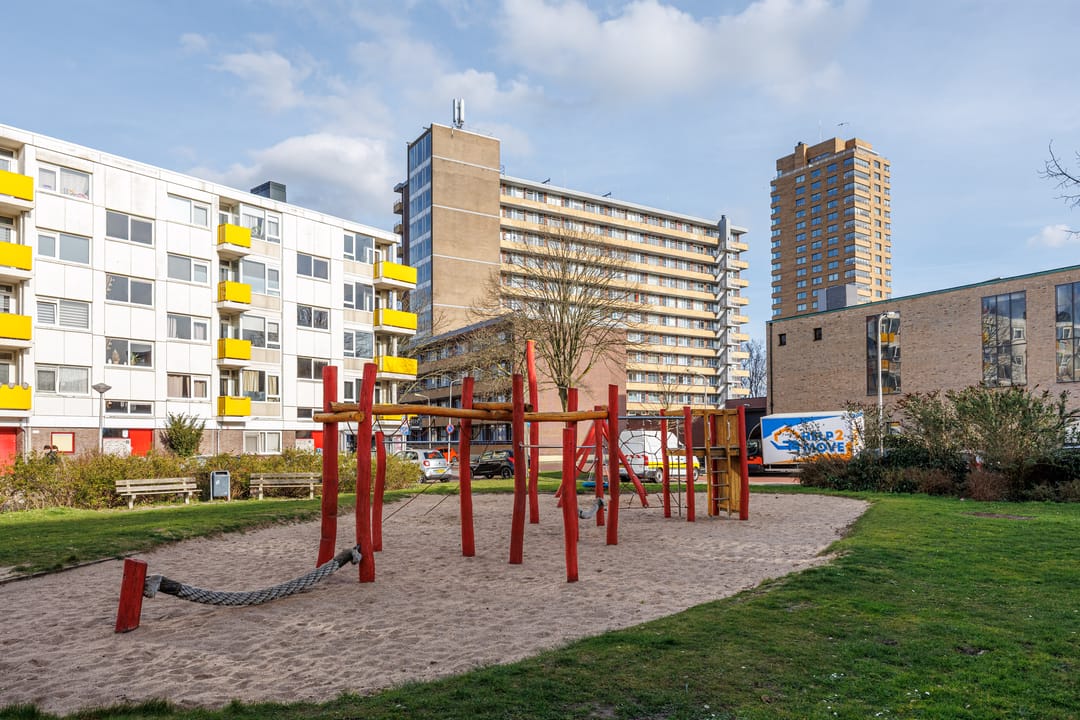 Apartment with panoramic city view in Delft — 24