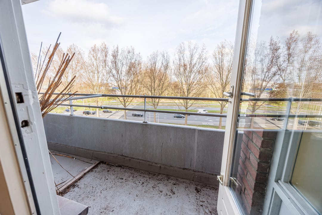 Apartment with panoramic city view in Delft — 19