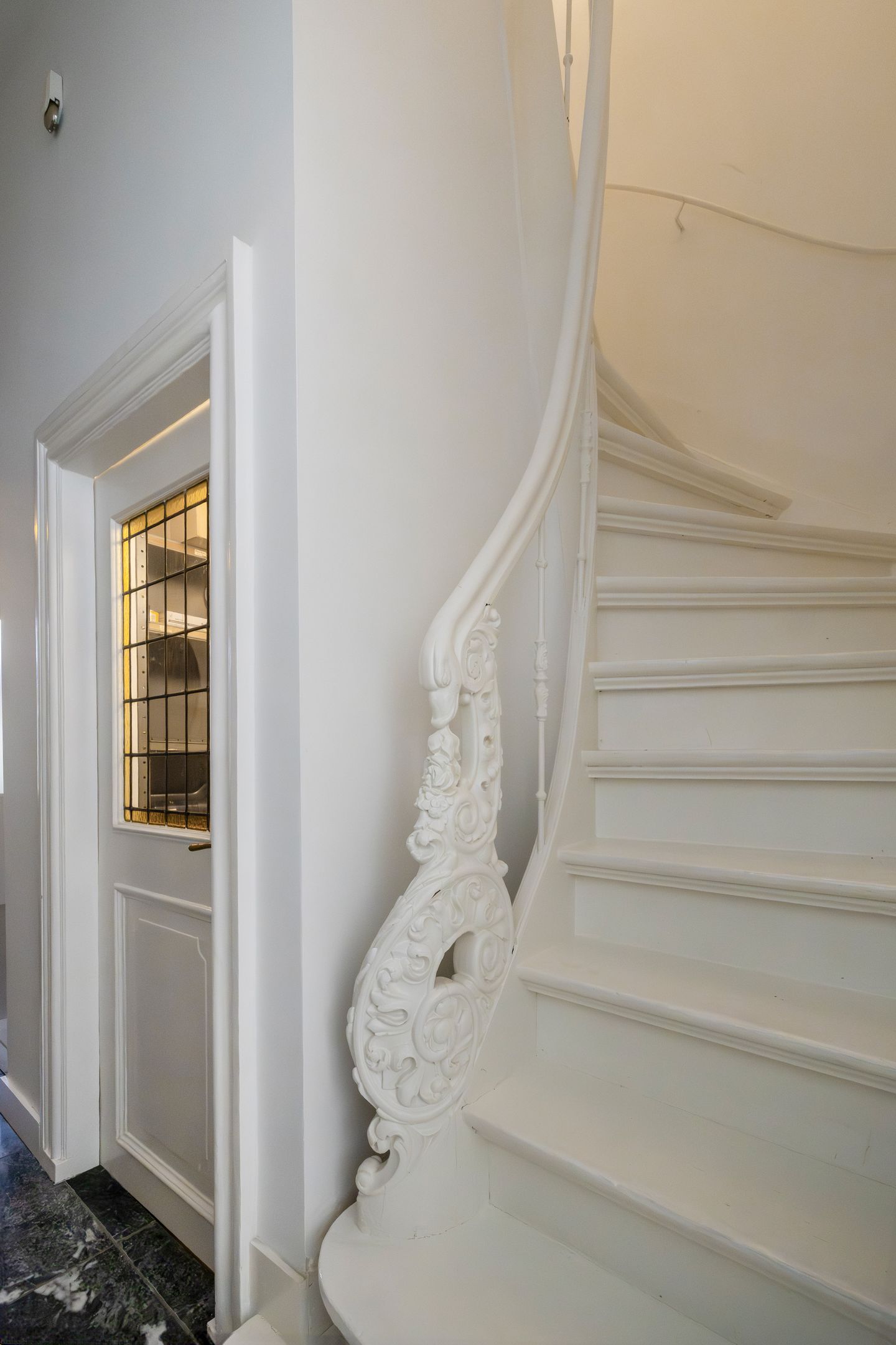 Historic Townhouse Built Against 13th Century City Wall with Wine Cellar and City Garden — 27
