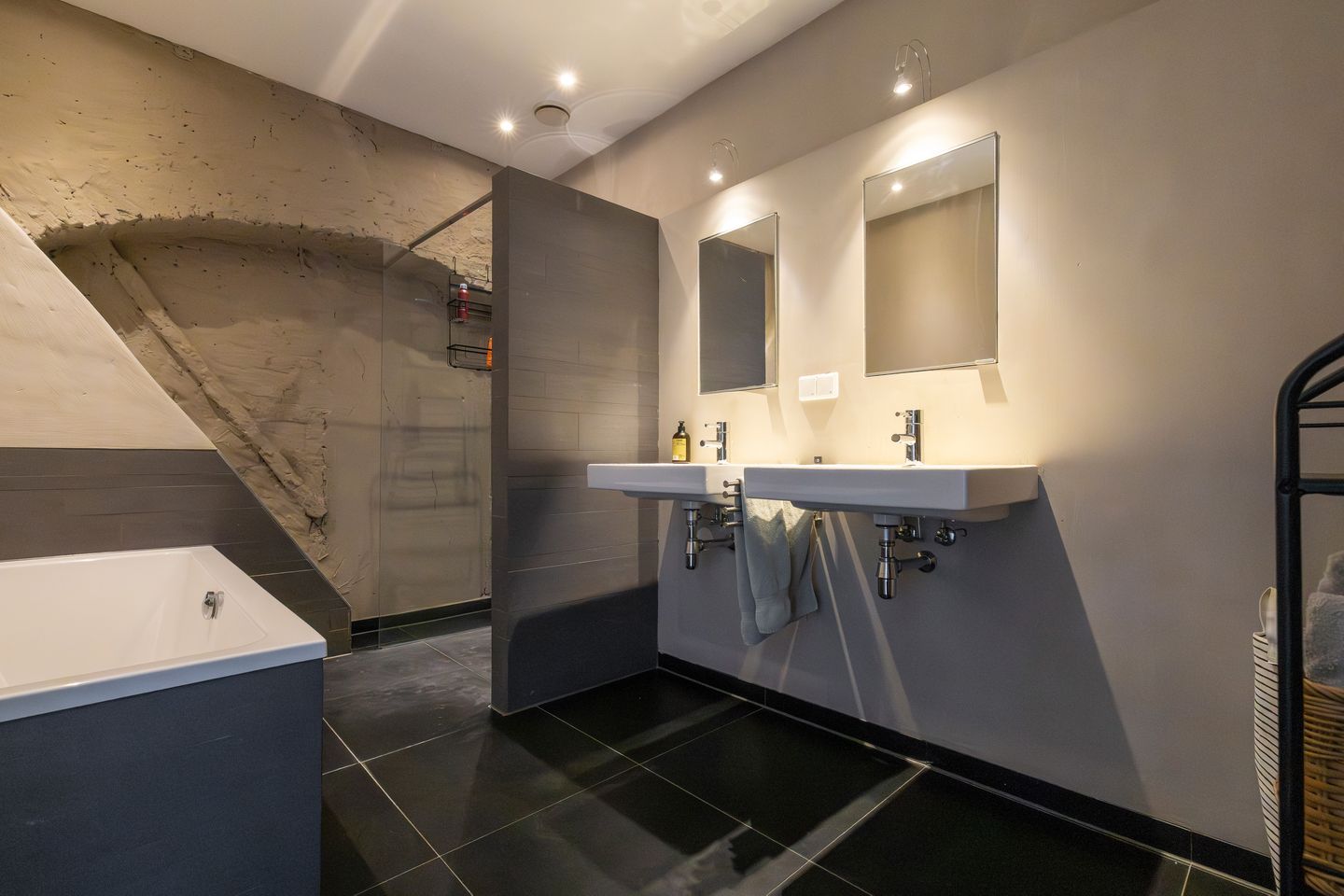 Historic Townhouse Built Against 13th Century City Wall with Wine Cellar and City Garden — 61