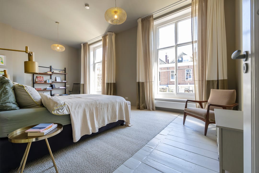Historic Townhouse Built Against 13th Century City Wall with Wine Cellar and City Garden — 30