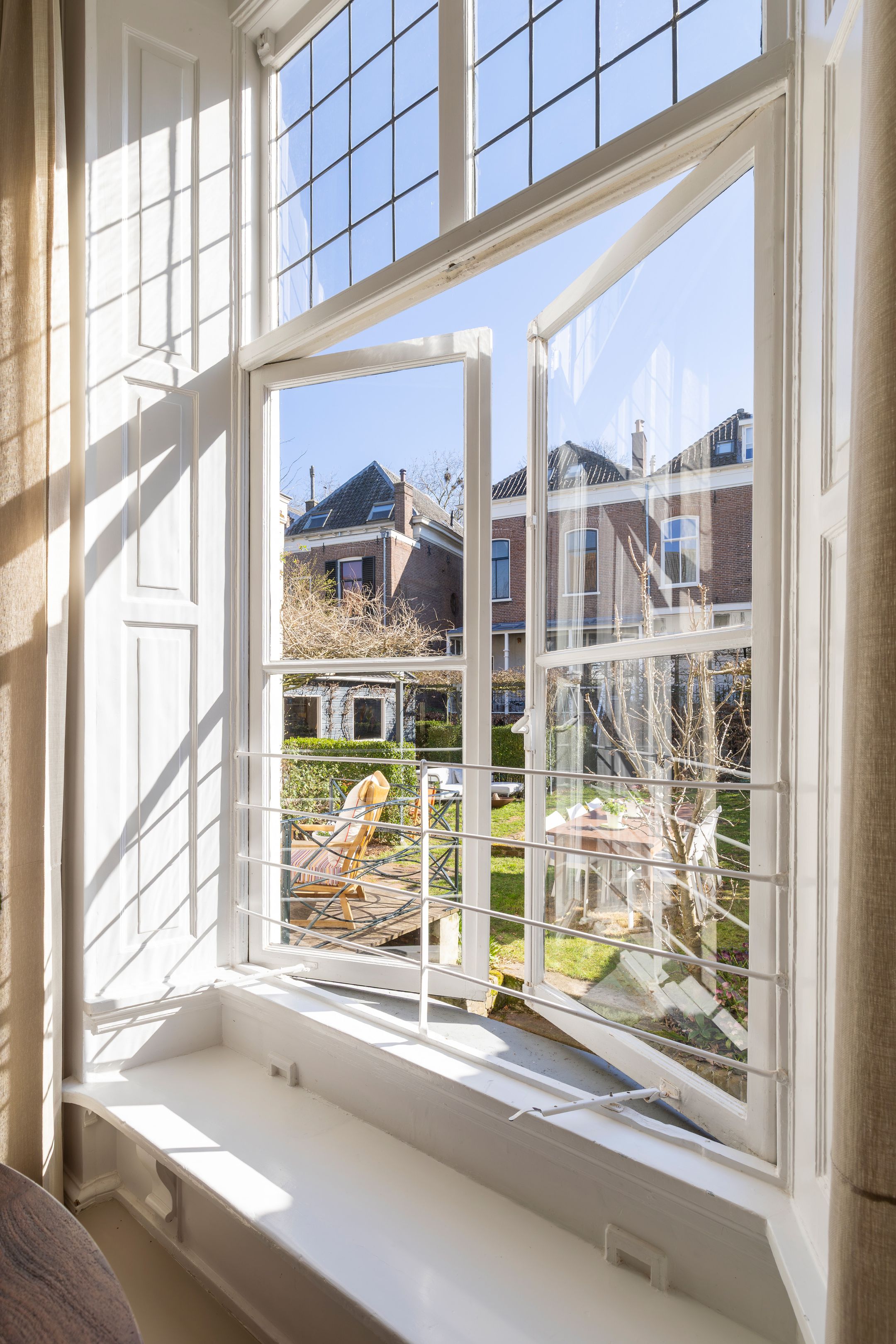Historic Townhouse Built Against 13th Century City Wall with Wine Cellar and City Garden — 16