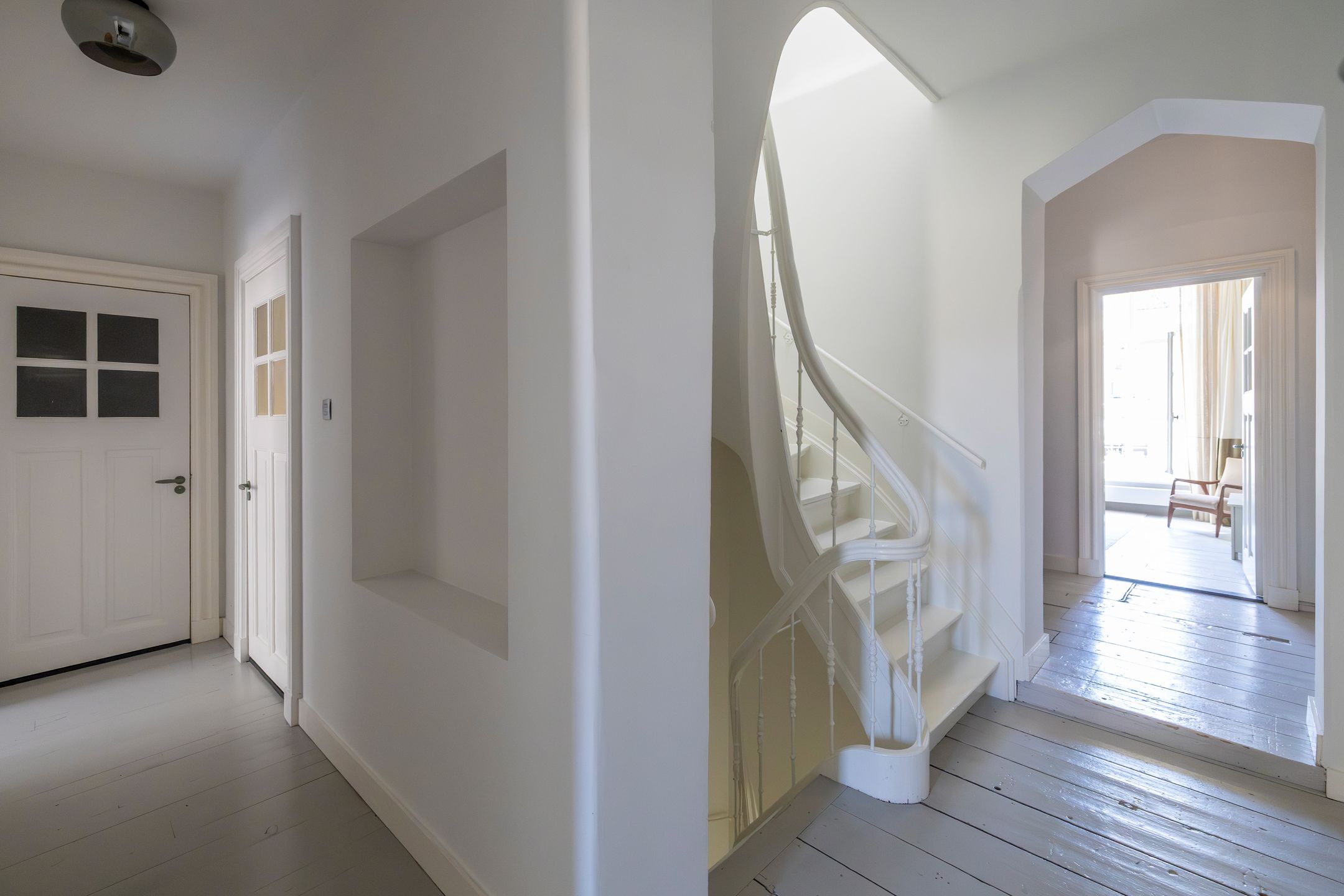 Historic Townhouse Built Against 13th Century City Wall with Wine Cellar and City Garden — 28