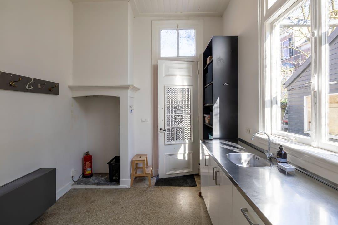 Historic Townhouse Built Against 13th Century City Wall with Wine Cellar and City Garden — 23