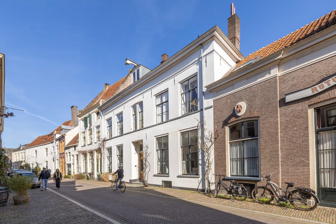 Historic Townhouse Built Against 13th Century City Wall with Wine Cellar and City Garden — 82