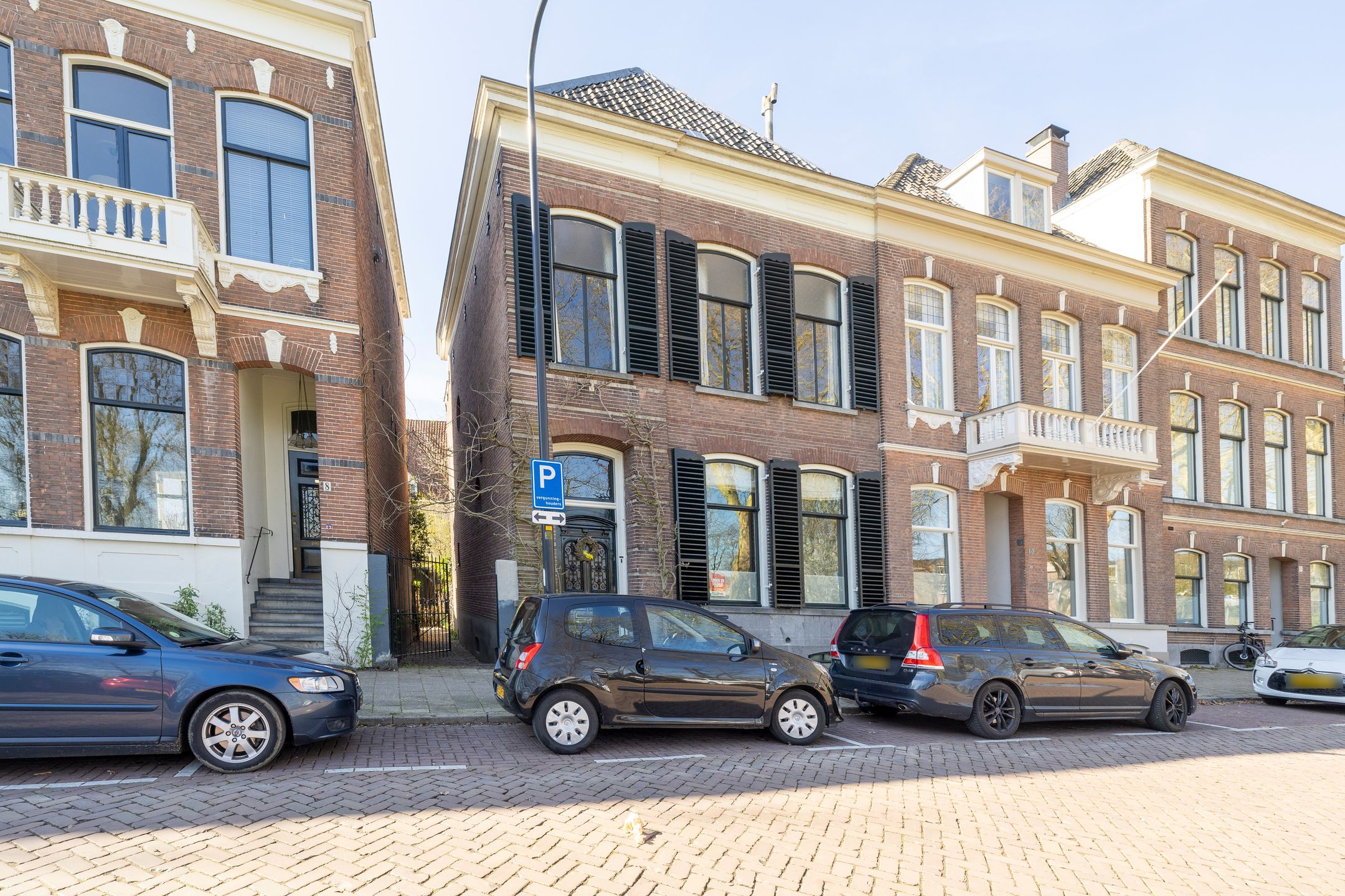 Historic Townhouse Built Against 13th Century City Wall with Wine Cellar and City Garden — 81