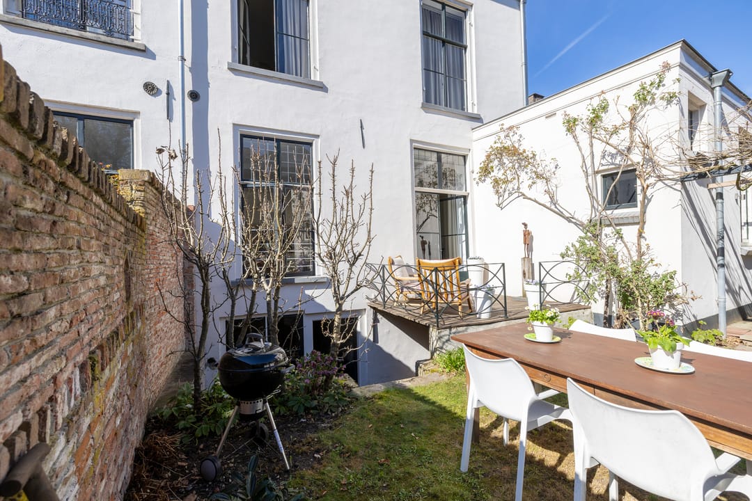 Historic Townhouse Built Against 13th Century City Wall with Wine Cellar and City Garden — 73