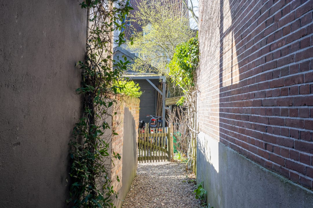 Historic Townhouse Built Against 13th Century City Wall with Wine Cellar and City Garden — 79