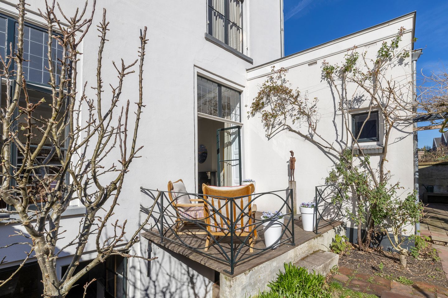 Historic Townhouse Built Against 13th Century City Wall with Wine Cellar and City Garden — 71