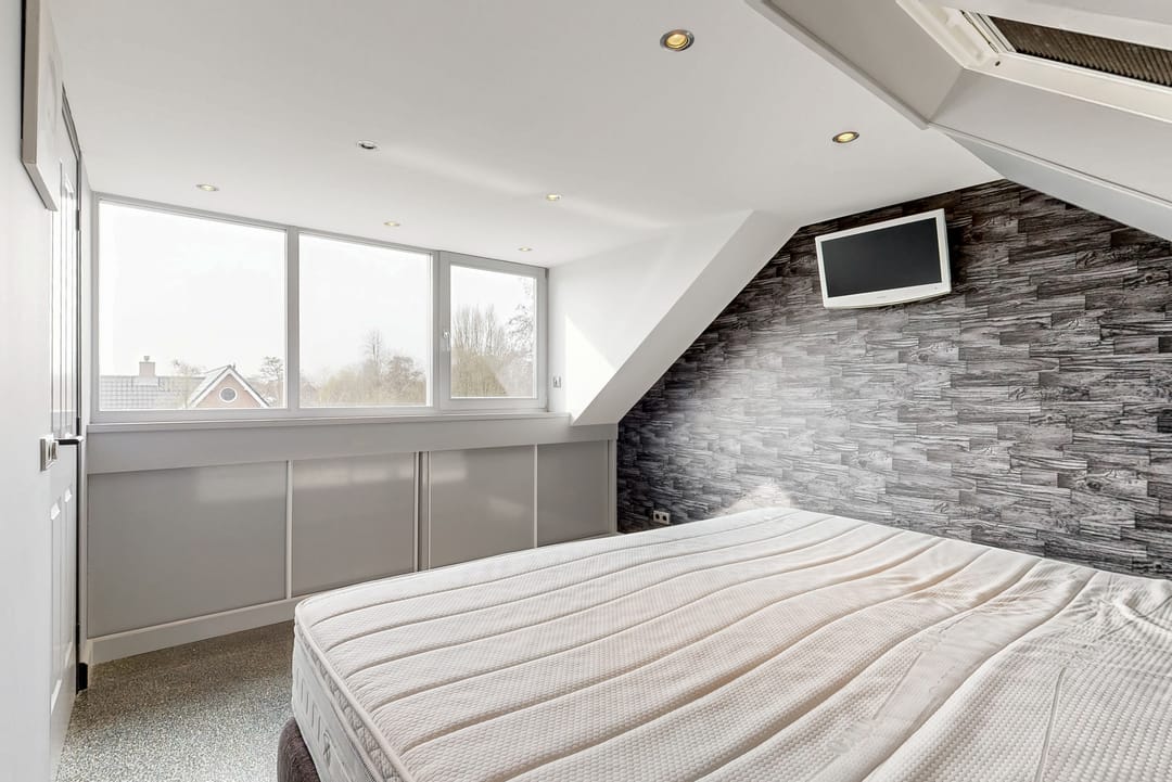 Modern Semi-Detached House with Extension and Sunny South-Facing Garden — 23