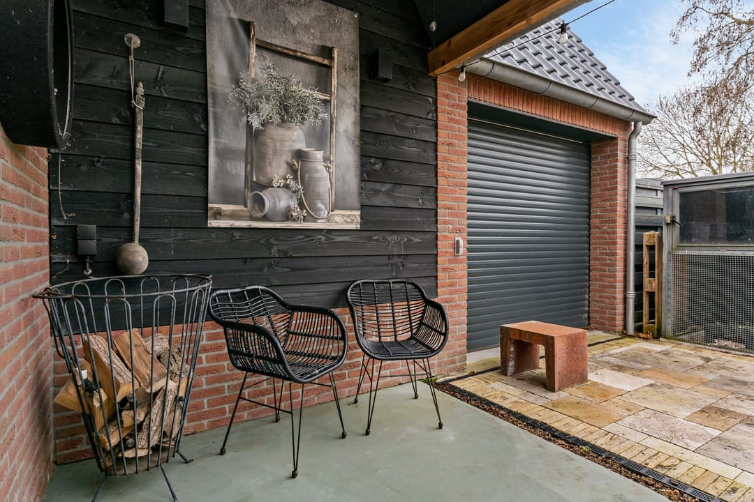 Modern Semi-Detached House with Extension and Sunny South-Facing Garden — 26