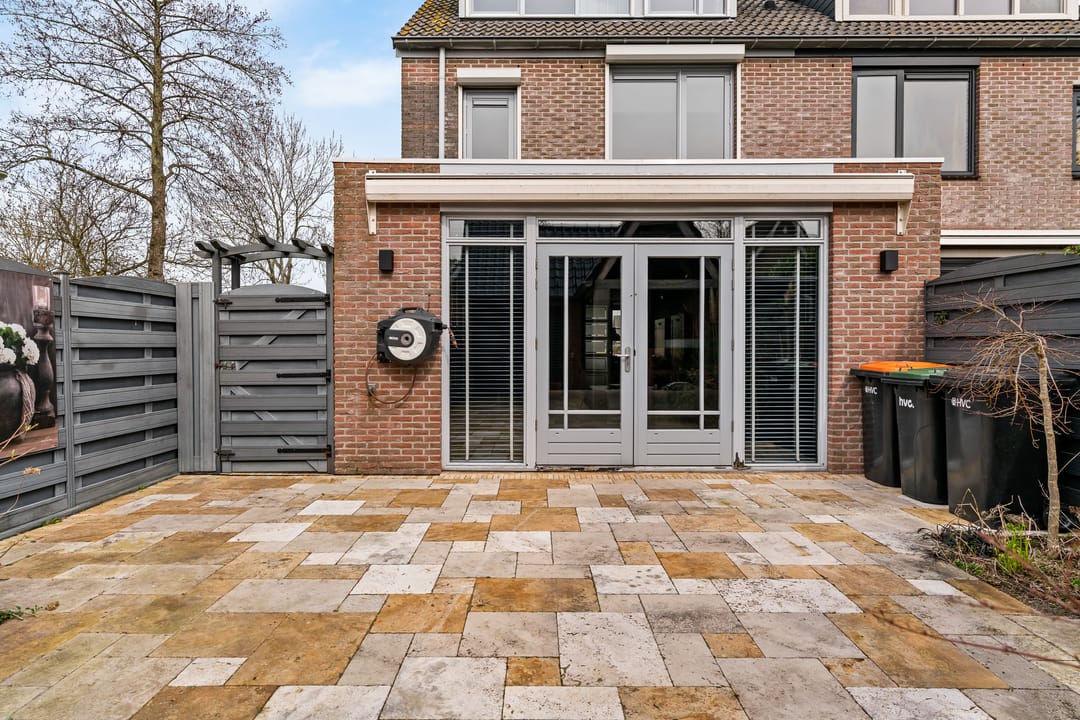 Modern Semi-Detached House with Extension and Sunny South-Facing Garden — 28