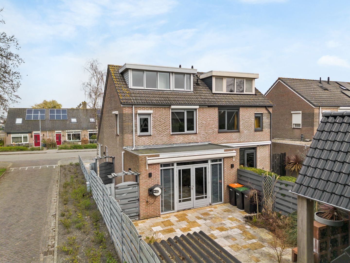 Modern Semi-Detached House with Extension and Sunny South-Facing Garden — 29