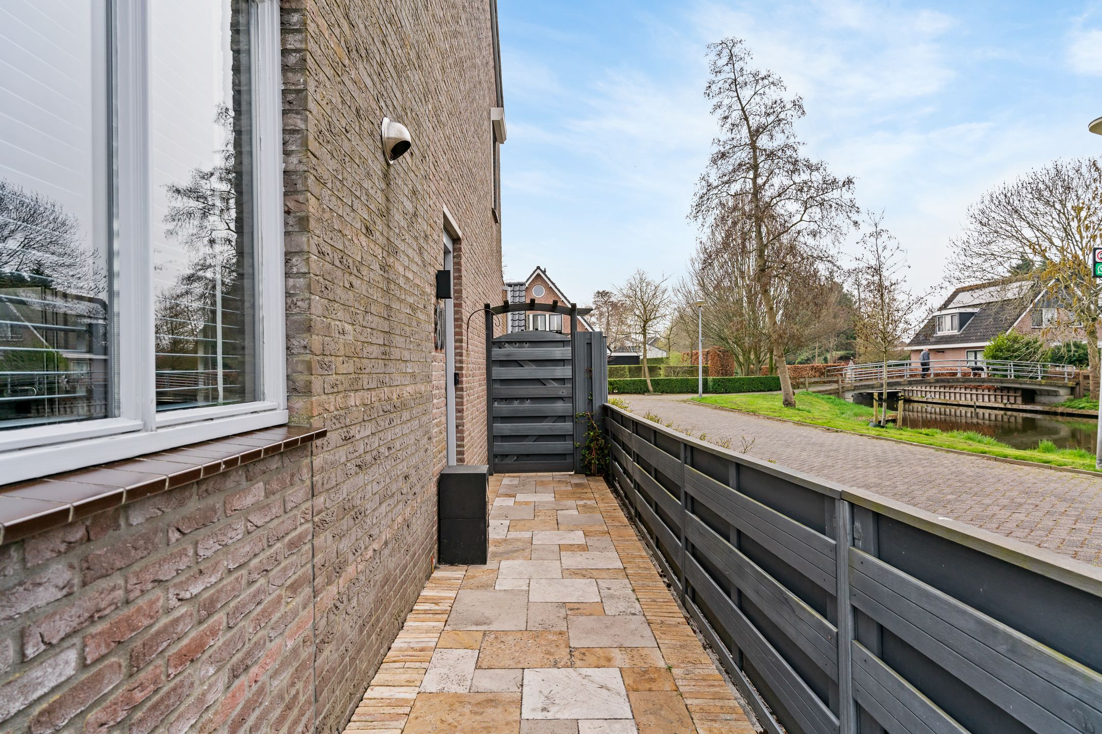 Modern Semi-Detached House with Extension and Sunny South-Facing Garden — 30