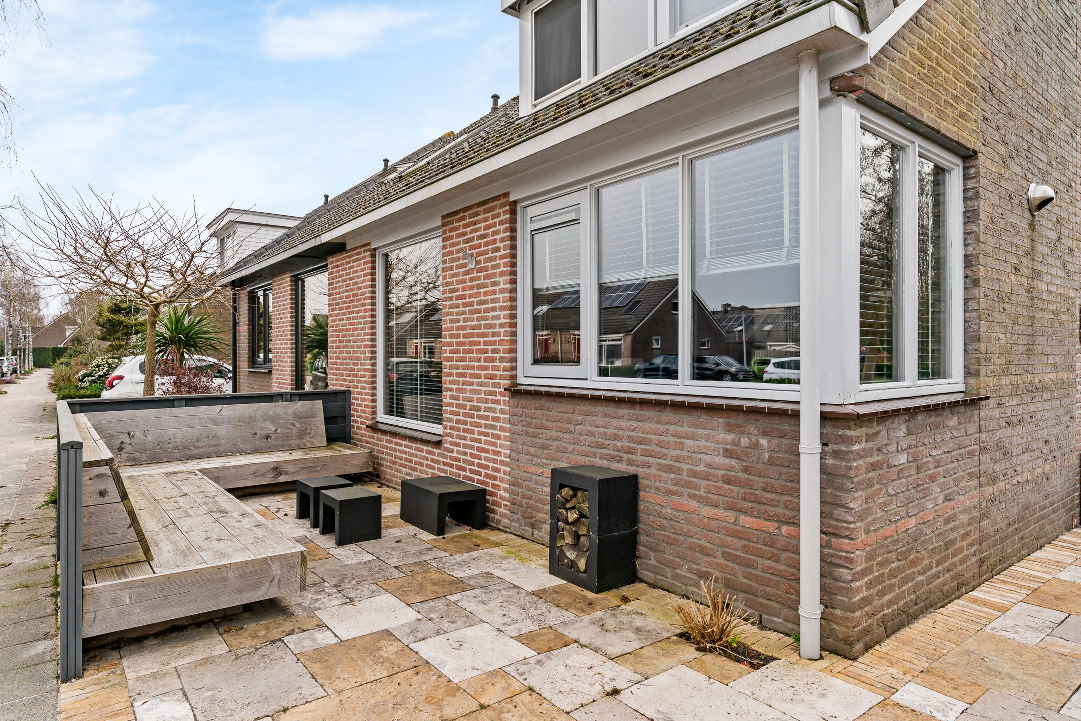 Modern Semi-Detached House with Extension and Sunny South-Facing Garden — 33