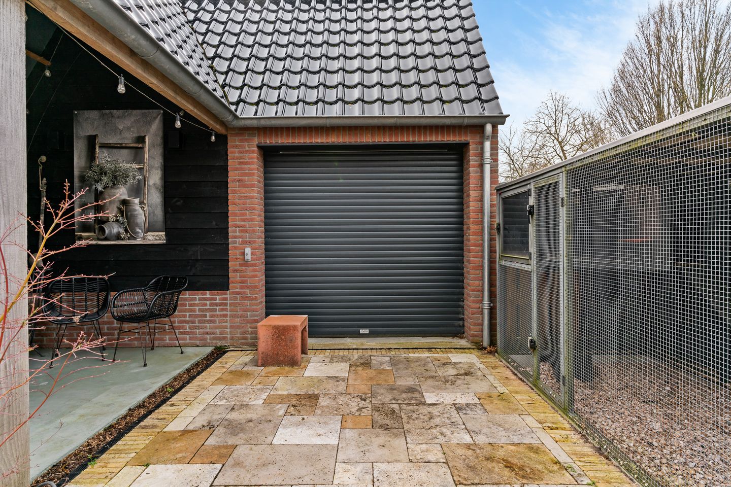Modern Semi-Detached House with Extension and Sunny South-Facing Garden — 25