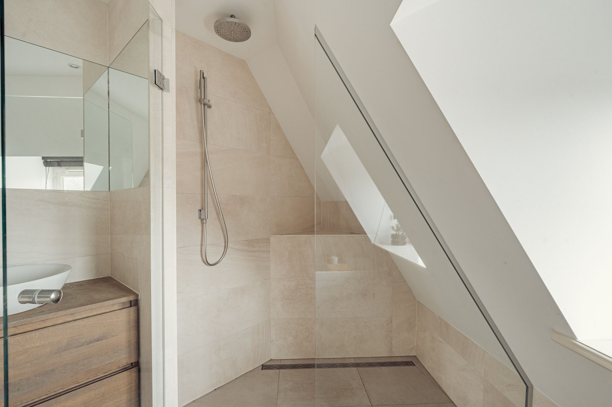 Spacious Corner Apartment with Sunny Terrace in Amsterdam's Rivierenbuurt — 25