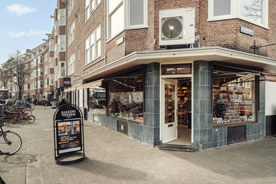 Spacious Corner Apartment with Sunny Terrace in Amsterdam's Rivierenbuurt — 35