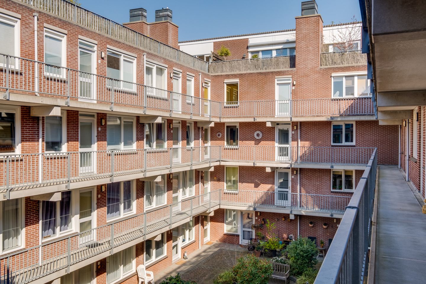 Photo 10 of Graaf van Burenstraat 2-F27