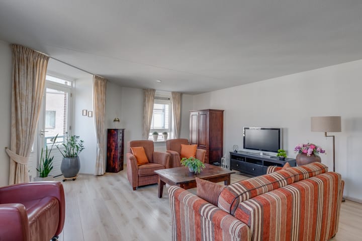 Photo 2 of Graaf van Burenstraat 2-F27