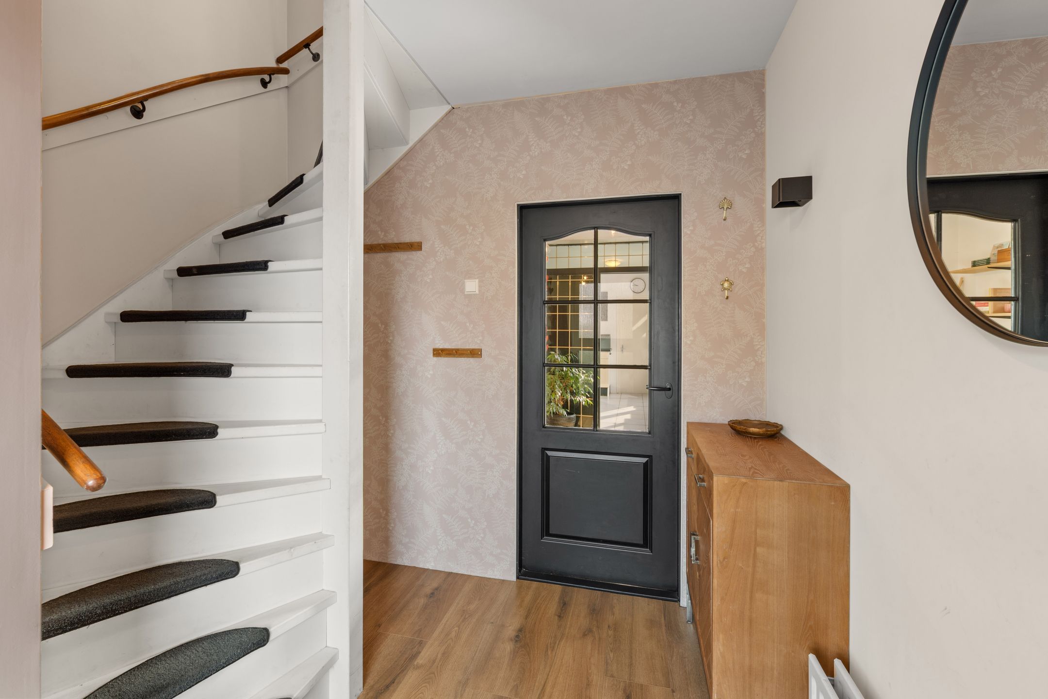 Corner house with spacious garden, two driveways and garage in Zegge — 13