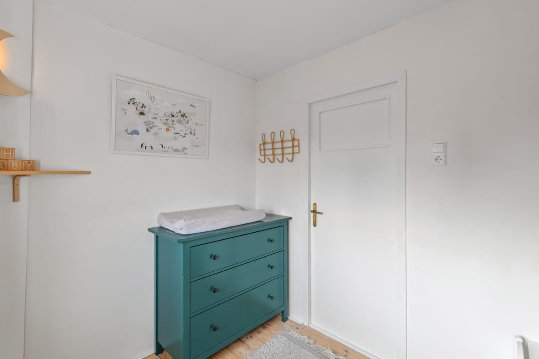 Corner house with spacious garden, two driveways and garage in Zegge — 21