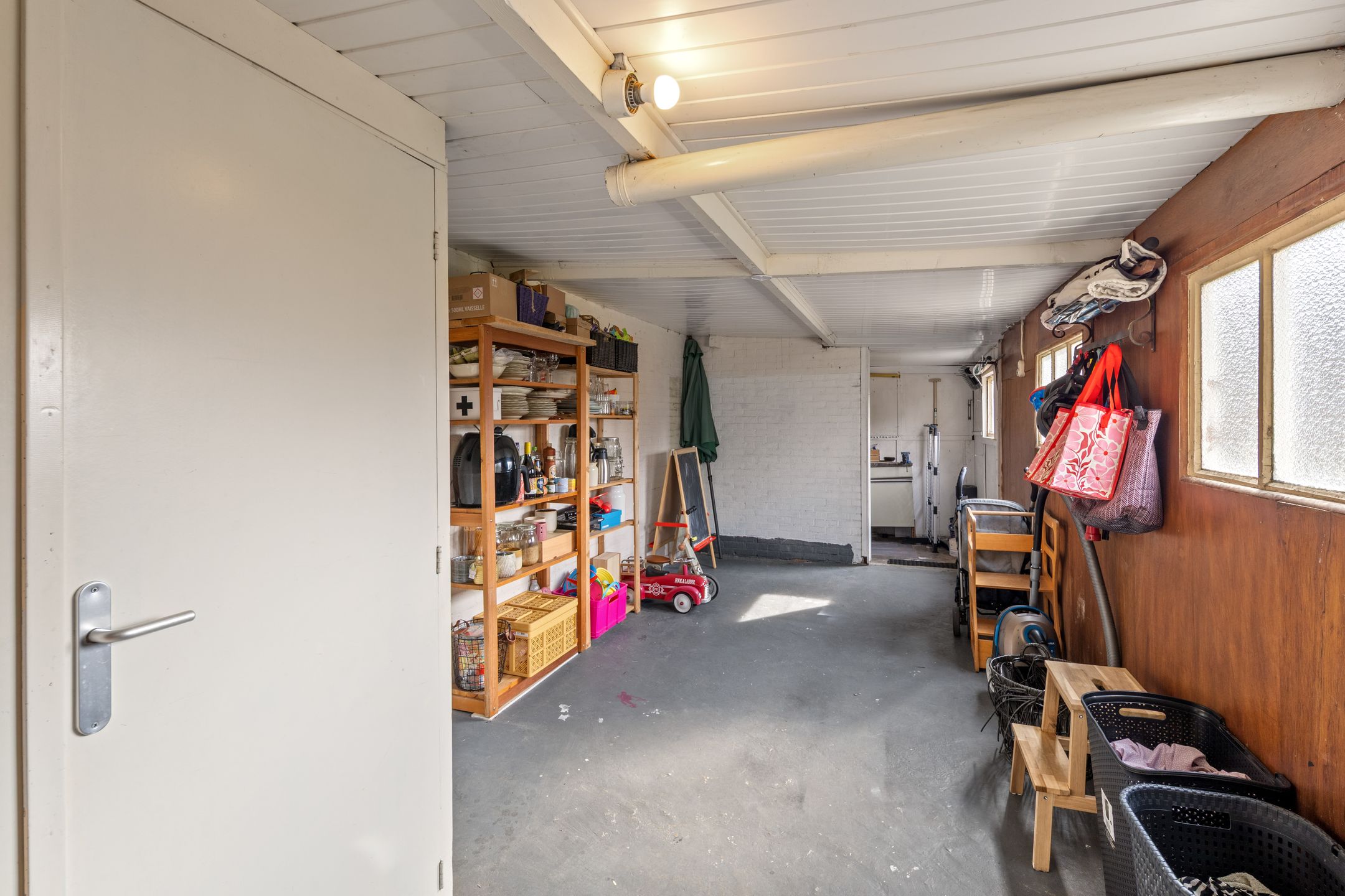 Corner house with spacious garden, two driveways and garage in Zegge — 25
