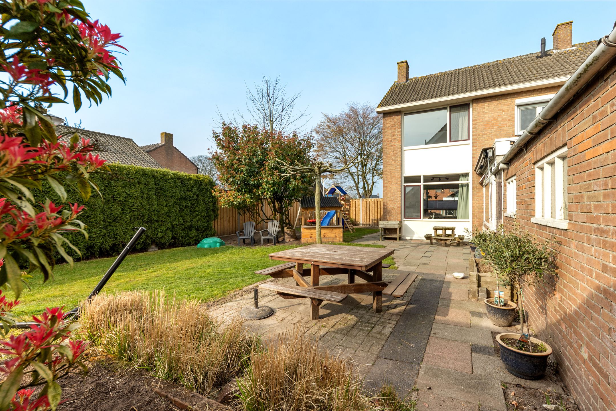 Corner house with spacious garden, two driveways and garage in Zegge — 34