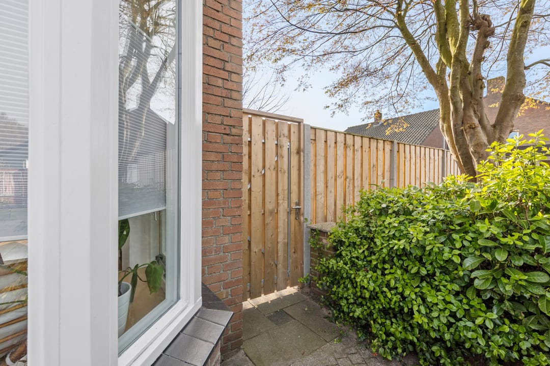Corner house with spacious garden, two driveways and garage in Zegge — 39