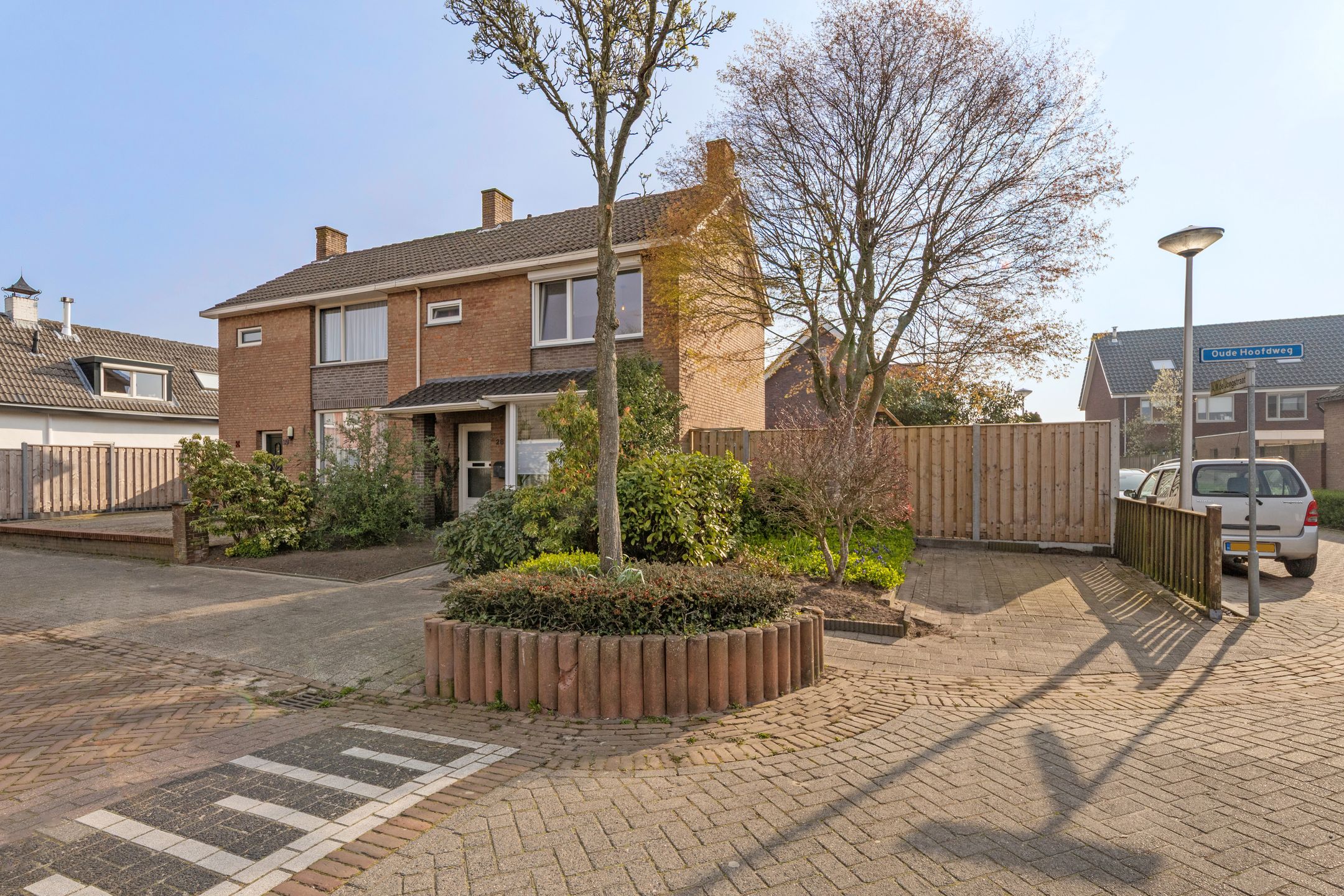 Corner house with spacious garden, two driveways and garage in Zegge — 40