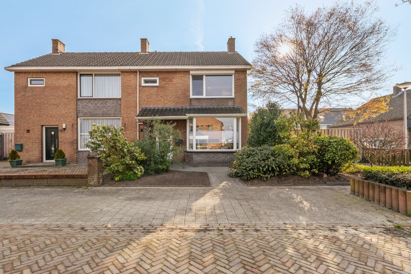 Corner house with spacious garden, two driveways and garage in Zegge — 42