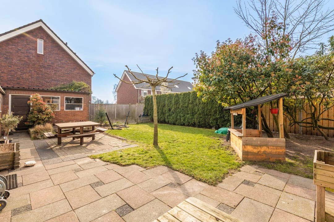Corner house with spacious garden, two driveways and garage in Zegge — 35