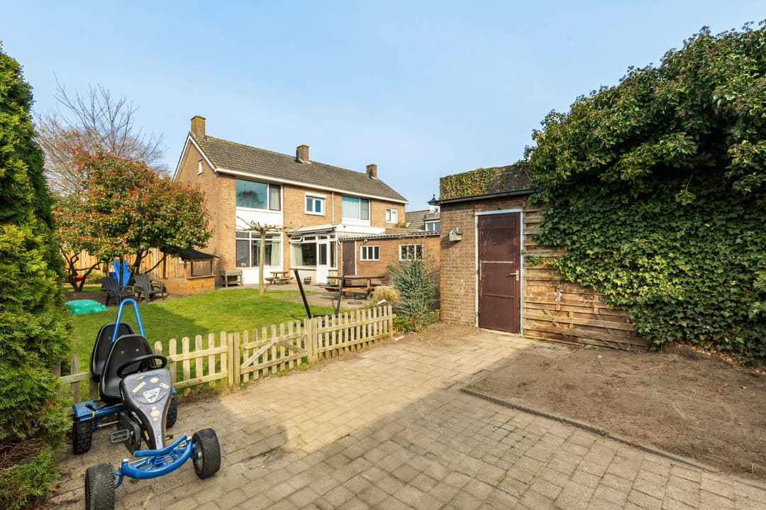 Corner house with spacious garden, two driveways and garage in Zegge — 30