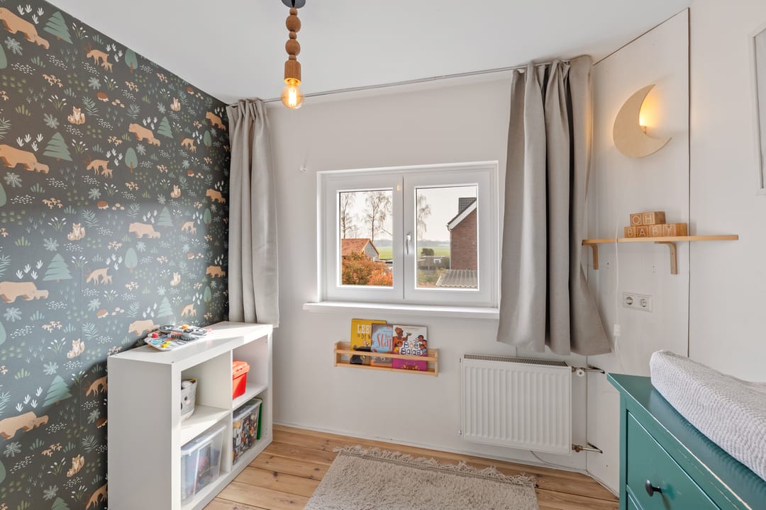 Corner house with spacious garden, two driveways and garage in Zegge — 20