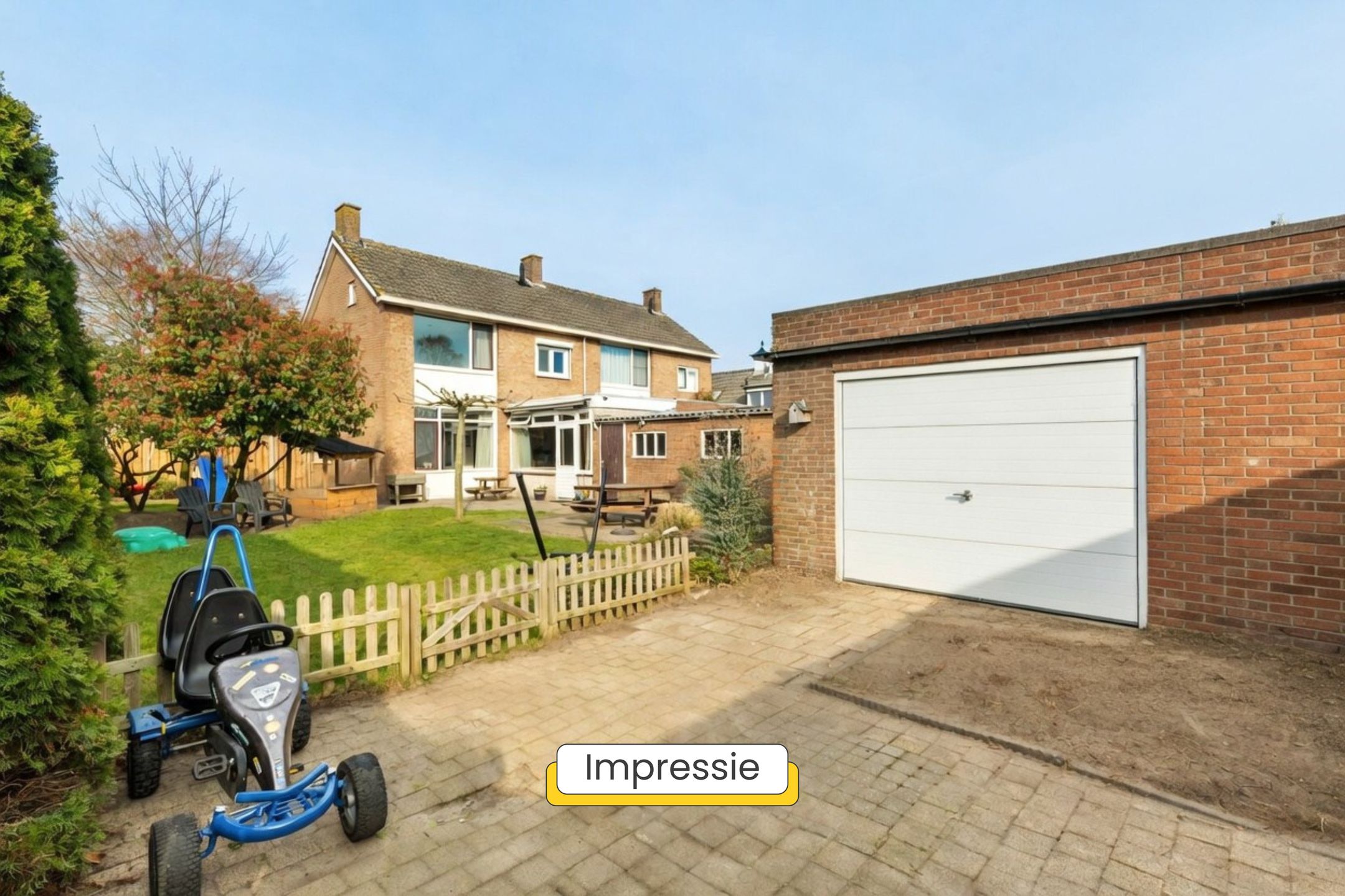Corner house with spacious garden, two driveways and garage in Zegge — 31