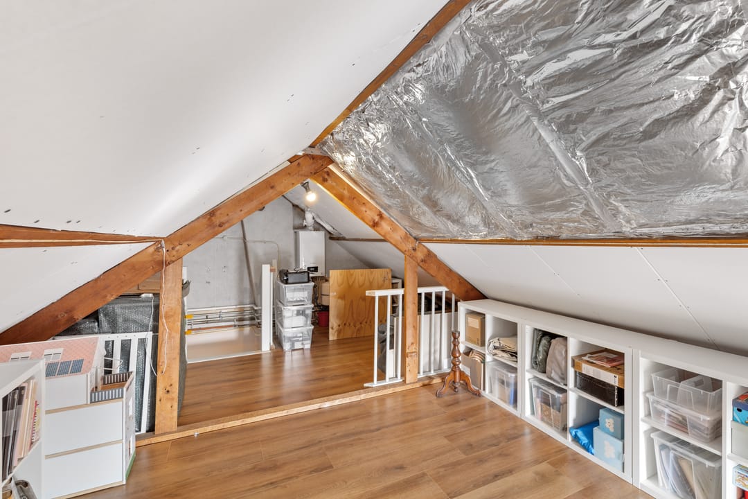Corner house with spacious garden, two driveways and garage in Zegge — 24