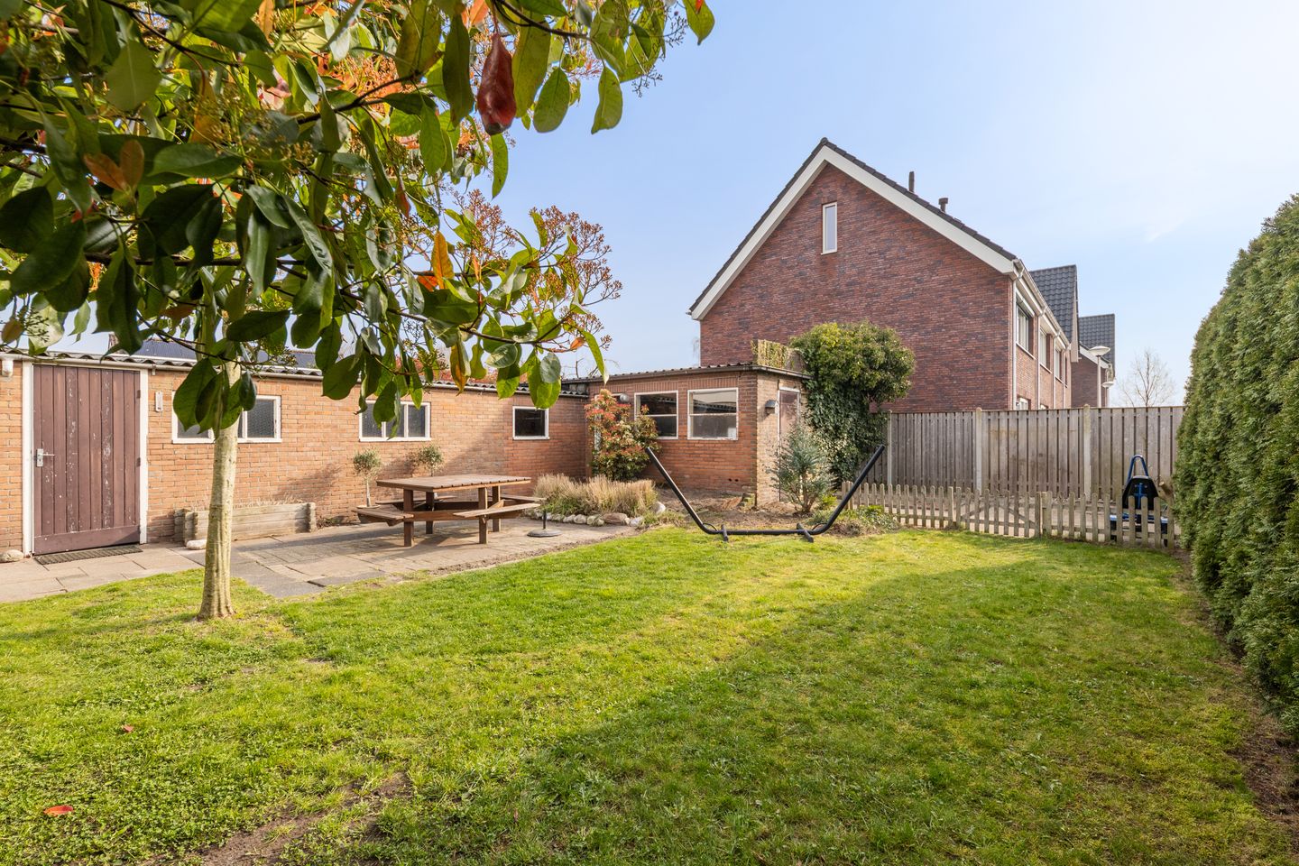 Corner house with spacious garden, two driveways and garage in Zegge — 33