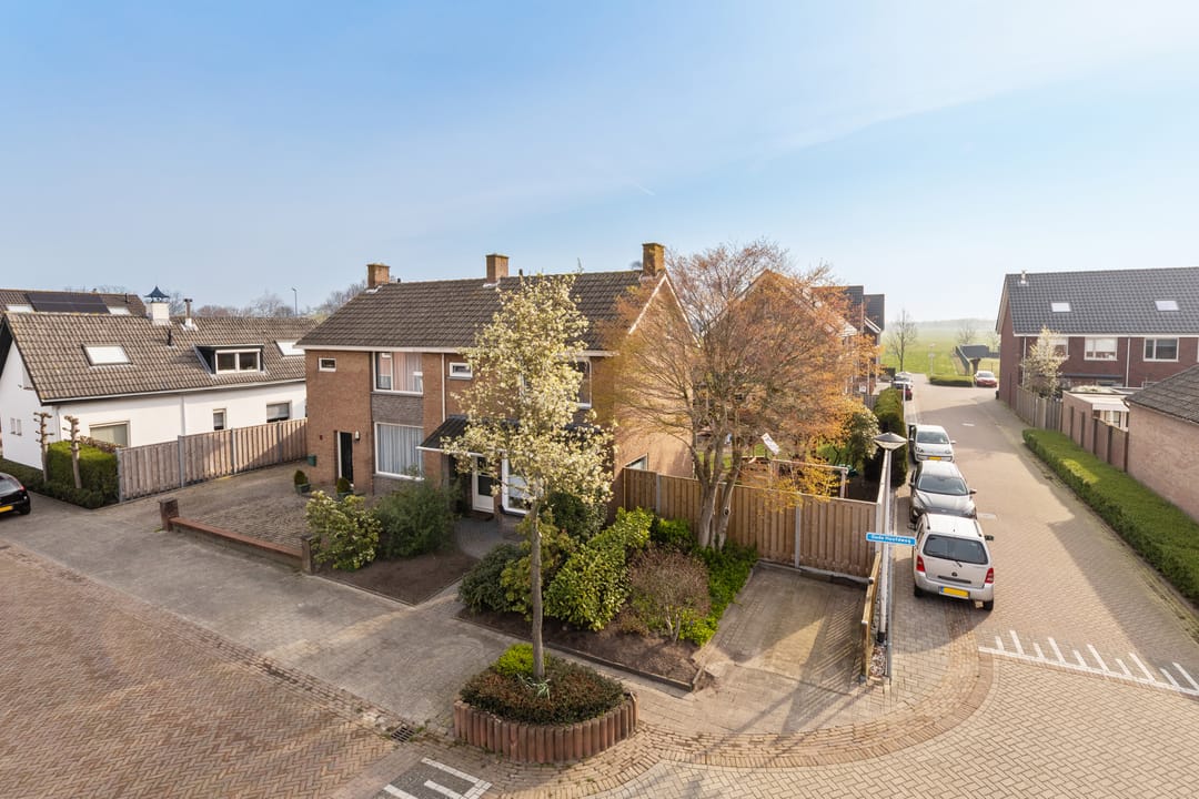Corner house with spacious garden, two driveways and garage in Zegge — 41
