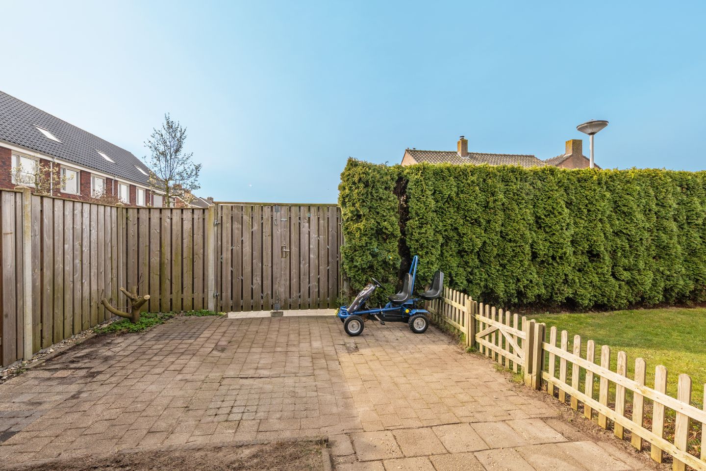 Corner house with spacious garden, two driveways and garage in Zegge — 32