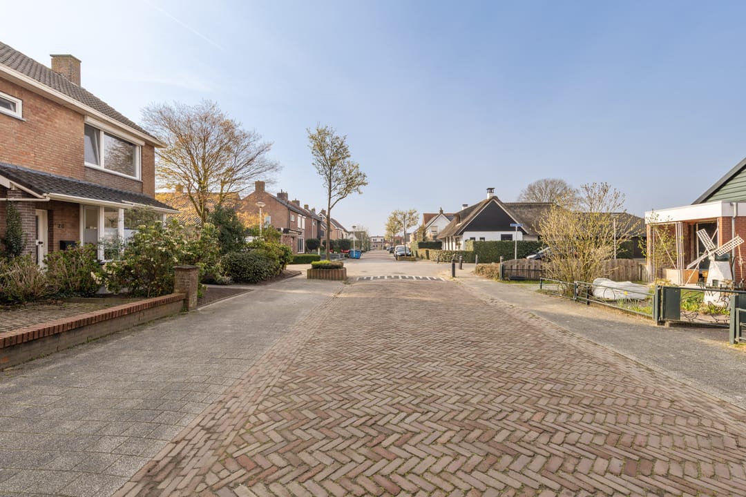 Corner house with spacious garden, two driveways and garage in Zegge — 44